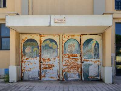 Delle immagini raffigurate su Porta Slovenia rimane invece ben poco: � possibile solo distinguere alcuni alberi e una barca fluttuante nella parte superiore